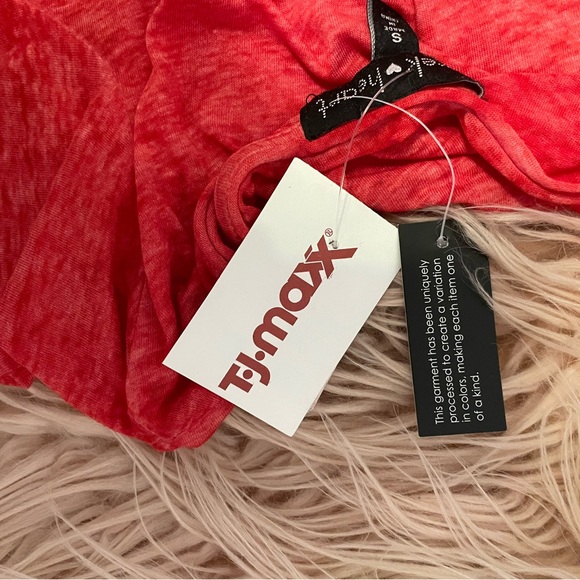 Women’s small red Derek hearts top - Picture 4 of 6